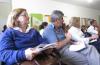 Vecinas y vecinos participan de asamblea