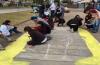 Voluntarios pintando la rayuela