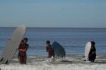 Jóvenes en la playa con tablas de surf