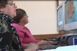 Adultas mayores utilizando computadora