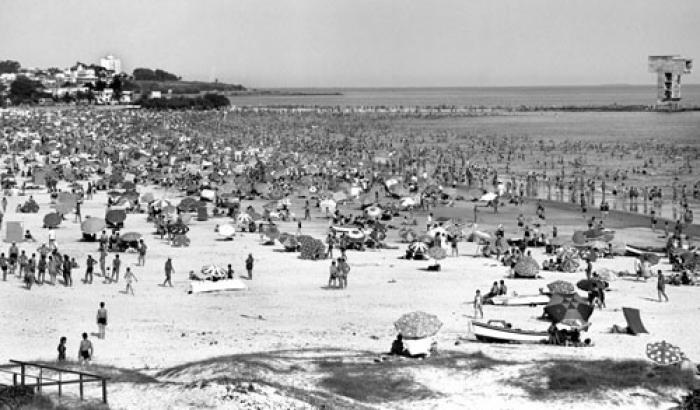 Playa Malvín. Año 1964. (Foto 10461 FMH.CMDF.IMM.UY)