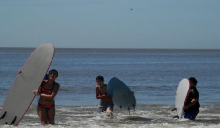 Jóvenes en la playa con tablas de surf