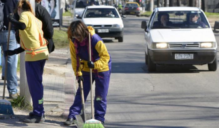 Mujeres barriendo calles