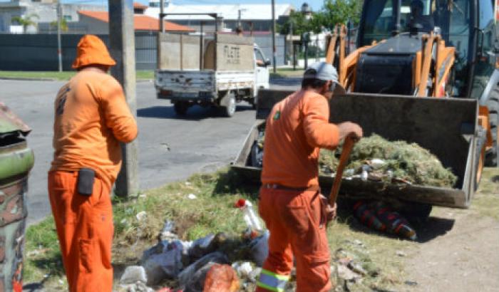 Funcionarios del Municipio E limpiando alrededores de contenedor