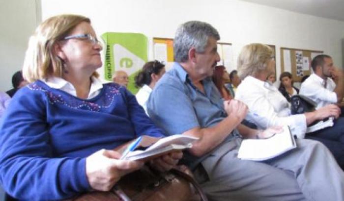 Vecinas y vecinos participan de asamblea