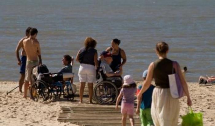 Personas ingresando a la playa