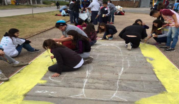 Voluntarios pintando la rayuela