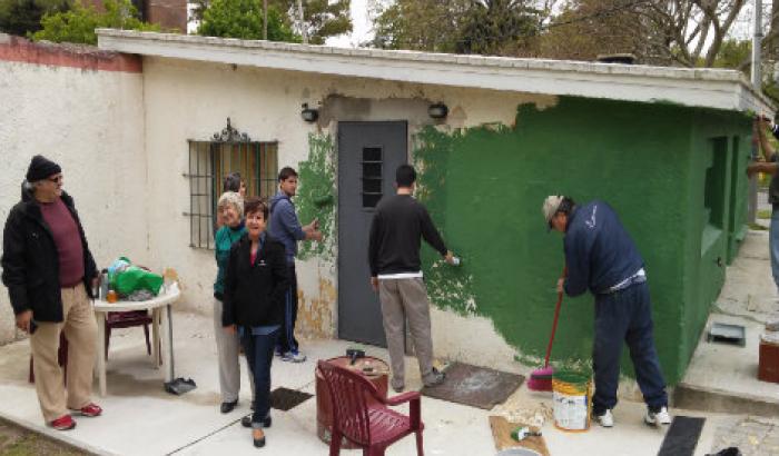 Vecinas/os pintando la fachada